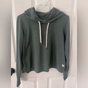 VUORI Halo Essential Hoodie in kelp Heather size S